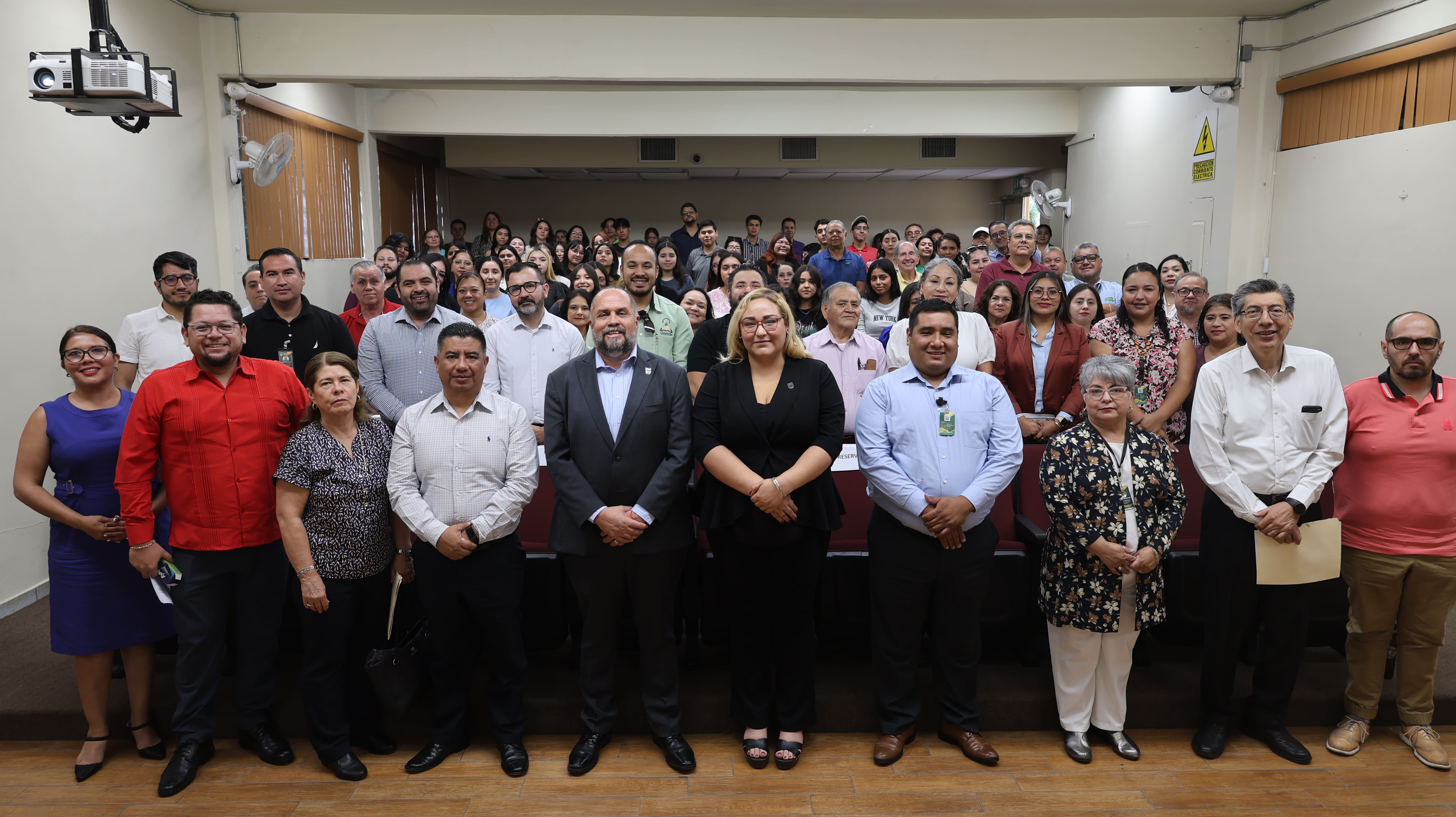 Foto grupal con comunidad universitaria 