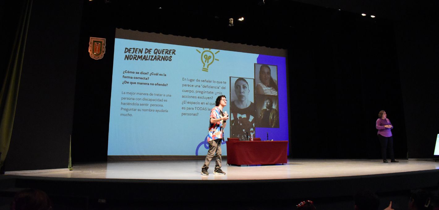Ante un lleno total, Kike Vázquez presenta conferencia en UABC Tijuana