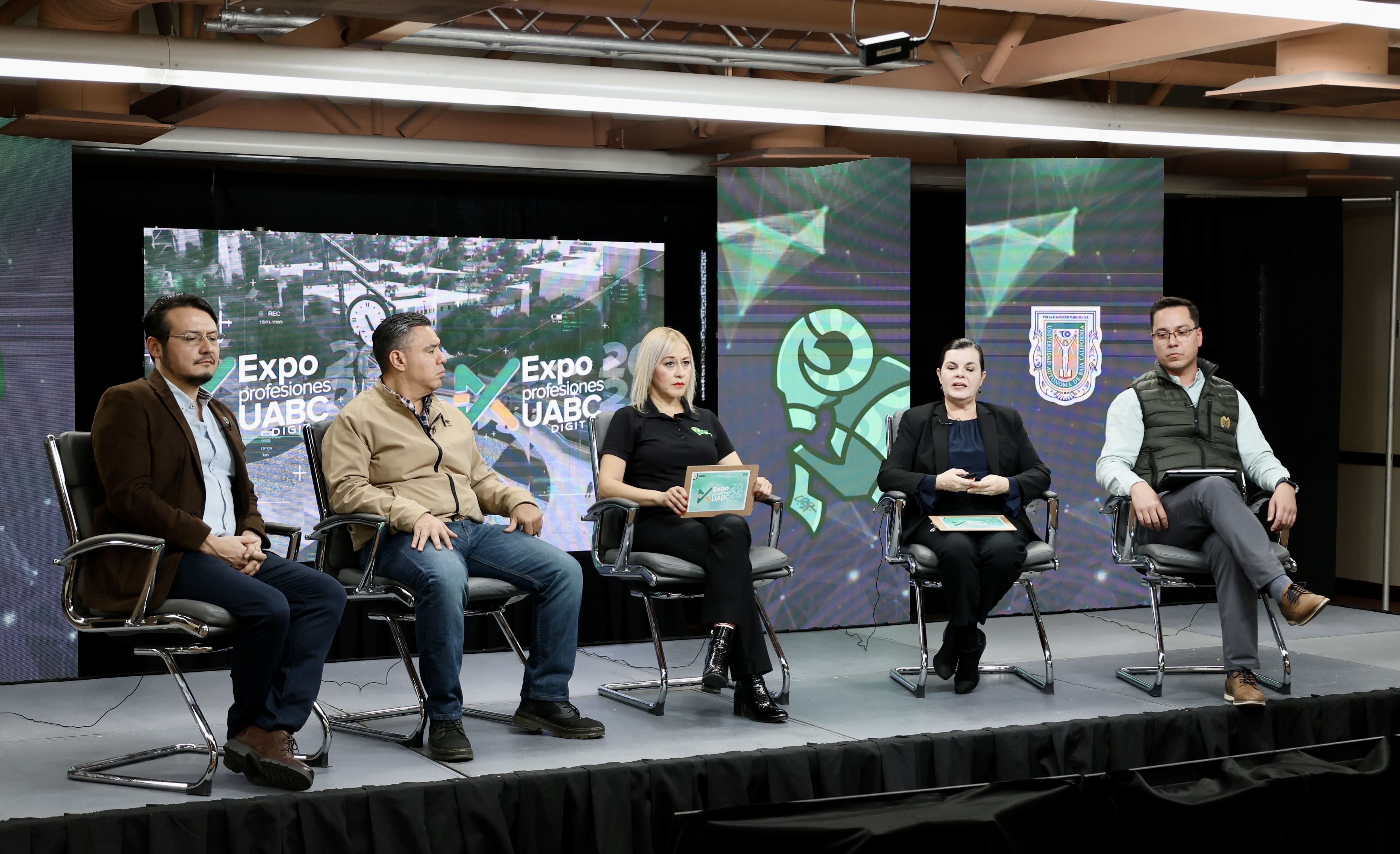 Manuel Alejandro Sánchez Fernández, Julio Ernesto Guerrero Mondaca, Adrián Gómez Árciga y María Amparo Oliveros Ruiz de la Facultad de Pedagogía e Innovación Educativa  Moderadora: Mtra. Ana Elena Preciado 