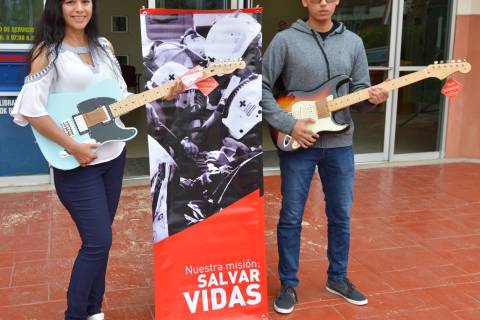Entrega_Guitarras_Fender_Cruz Roja_Estudiantes