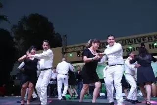 El Jardín Cultural tuvo una noche llena de sabor y alegría gracias a los grupos y bailarines invitados, la gente sin descansar, siempre pedía “otra”.