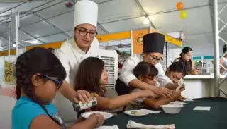 La dinámica del taller consistió en que los pequeños decoraran ricas galletas