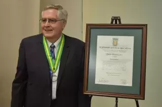  Doctor Honoris Causa lo confiere la UABC a los profesores o investigadores mexicanos o extranjeros con méritos excepcionales por sus contribuciones en diversas áreas del conocimiento